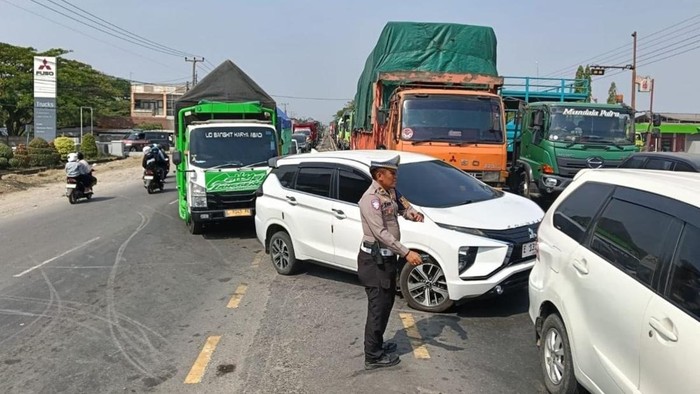 polisi-melakukan-rekayasa-lalin-di-tkp-1783858521922_169