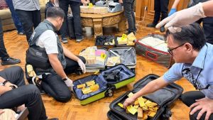 polri-sita-ratusan-kg-emas-dan-uang-asing-dalam-penggeledahan-terkait-kasus-korupsi-pln-asabri-dan-krakatau-steel-dok-ist-1783530300853_169